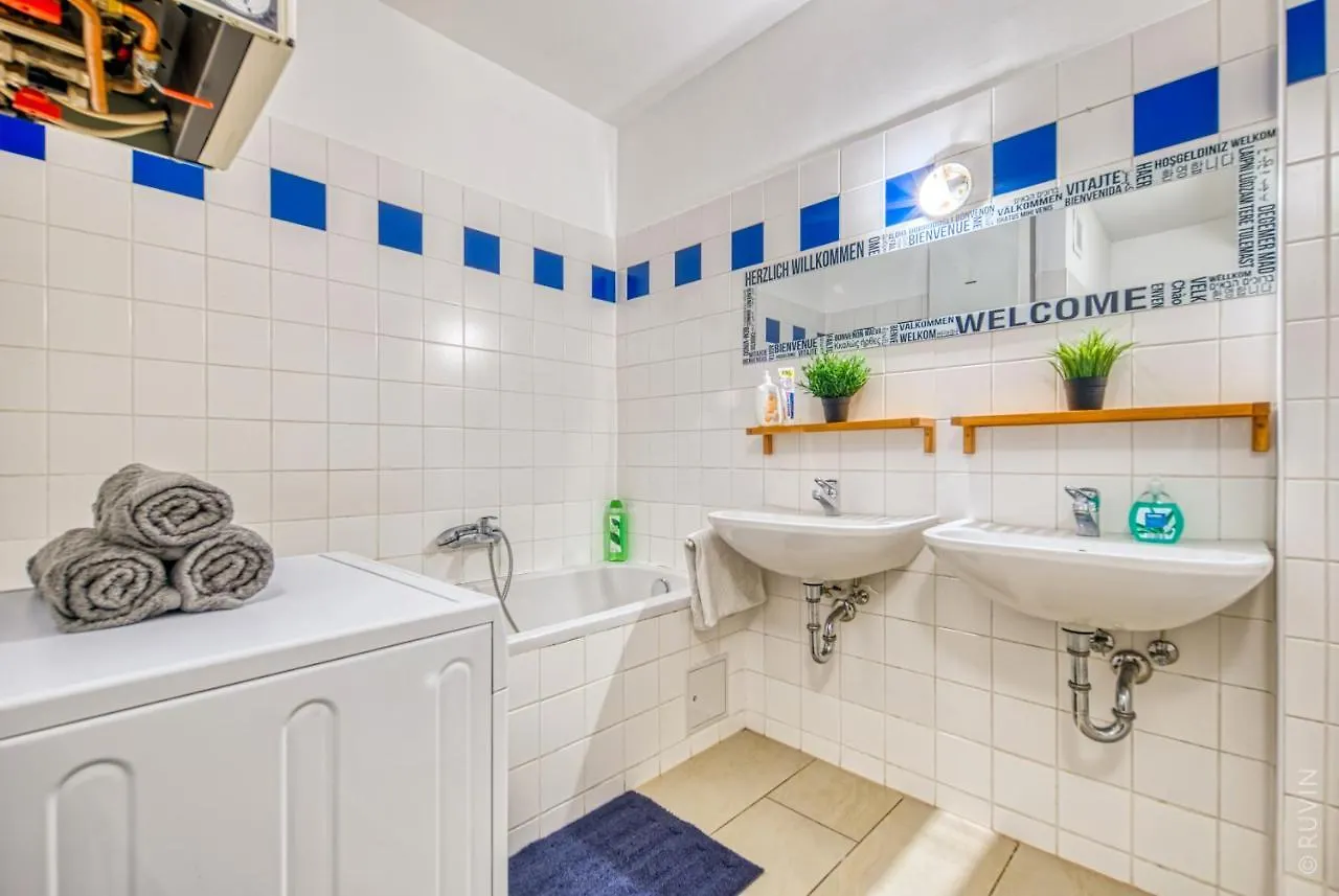 King Bed Home, 3 Bed Rooms Ideal For Big Groups Wien 0*,  Österreich